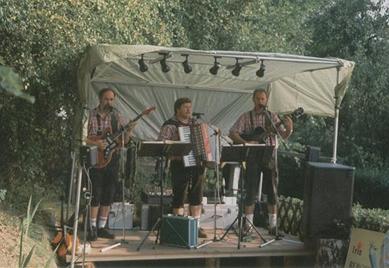 ..\Bilder fr Chronik\1997 - Gartenfest - Trio Bergkristall.jpg
